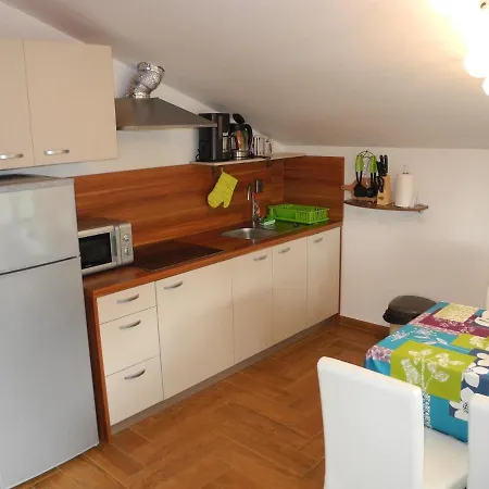 Apartment In 5498 *