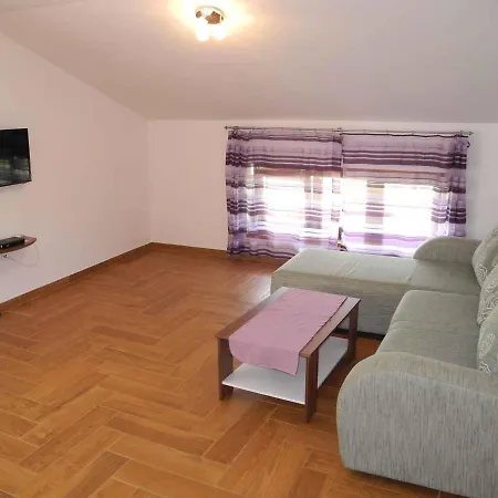 Apartment In 5498 *