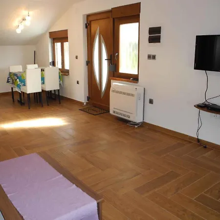 Apartment In 5498