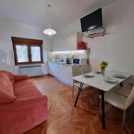 Apartment In 5498 *