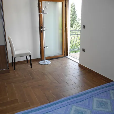 In 5498 Apartment